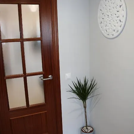 Spectacular Views. New With Free Parking Apartment *