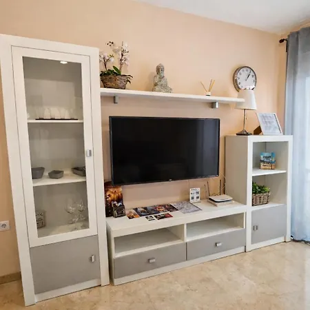 Spectacular Views. New With Free Parking Apartment