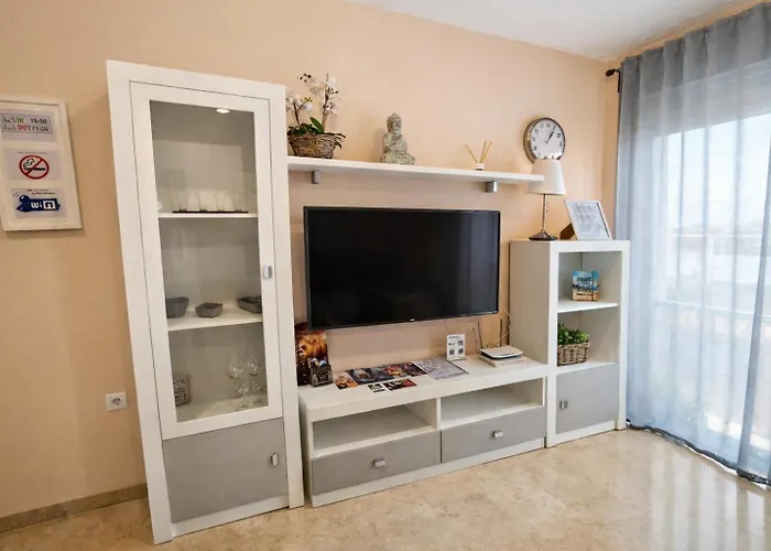 Spectacular Views. New With Free Parking Apartment