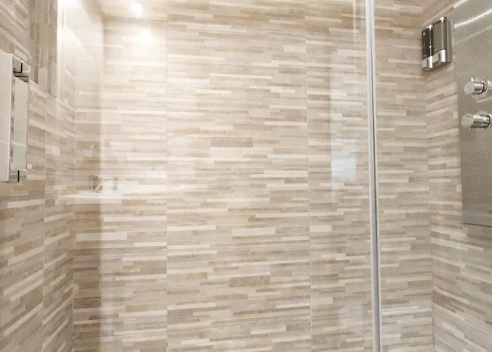 Apartment Spectacular Views. New With Free Parking