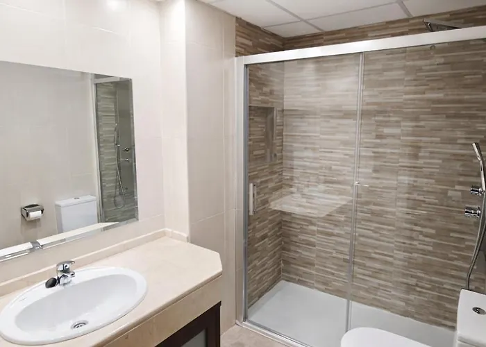 Spectacular Views. New With Free Parking Apartment *