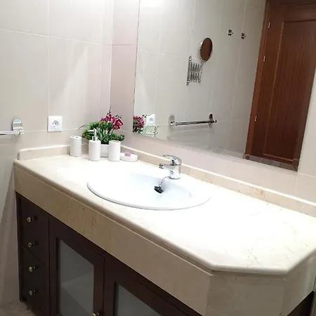 Spectacular Views. New With Free Parking Apartment *