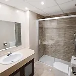 Spectacular Views. New With Free Parking Apartment *