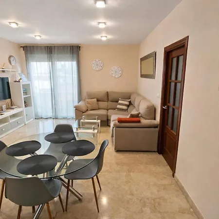 Spectacular Views. New With Free Parking Apartment *